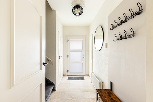 Foto - Te koop: Ruime 2-onder-1-kapwoning met dubbele garage, eigen oprit en fijne tuin